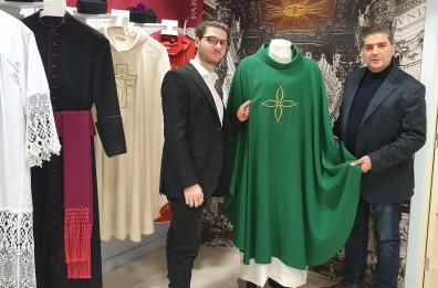 Papa a Bari, realizzata a Corato la casula di Francesco