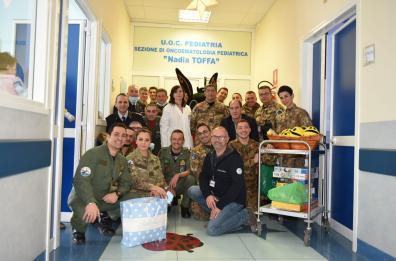 Taranto, il 36° Stormo e l'84° Csar regalano un sorriso ai piccoli malati