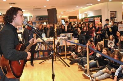 Bari, Leo Gassman incontra i fan alla Feltirnelli: il firmacopie tra selfie e musica 