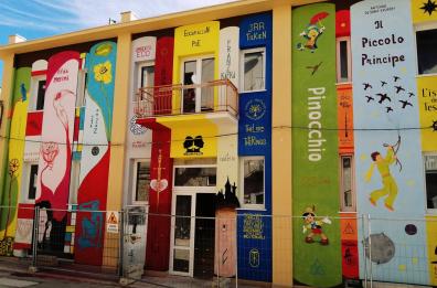 Le copertine multicolor dei libri trasformano la facciata della Biblioteca di Biccari
