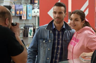 Bari, bagno di folla per Elettra Lamborghini: l'abbraccio con i fan alla Feltrinelli