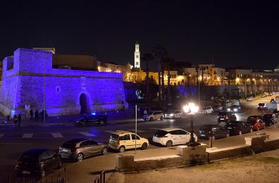 Papa a Bari, le luce della Muraglia con i colori della pace