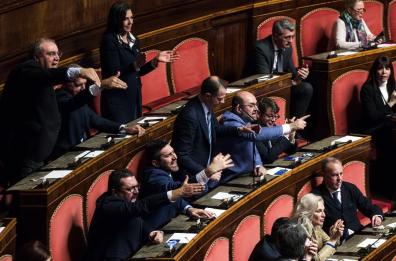 Se l'esecutivo continua a navigare sottocosta