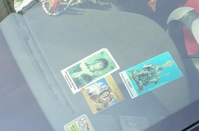 Canosa, santini e fiori: il cruscotto dell'auto diventa un &laquo;altarino&raquo;