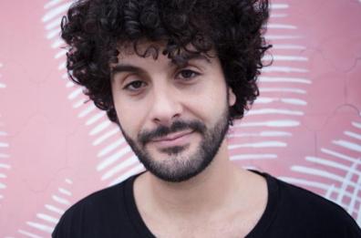Due singoli insieme, con «lato A e lato B» e un nuovo romanzo: il momento felice del salentino Blumosso