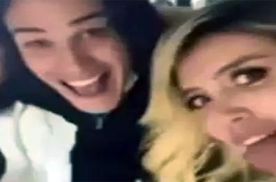 Festa scatenata Icardi, Cavani e Di Maria. Wanda Nara sexy canta e balla
