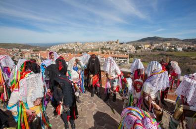 Tricarico, in maschera vestiti da mucche e tori per rievocare l’antica transumanza