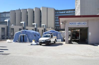 Matera, tendopoli allestita vicino l'ospedale: supporto per controlli Covid-19
