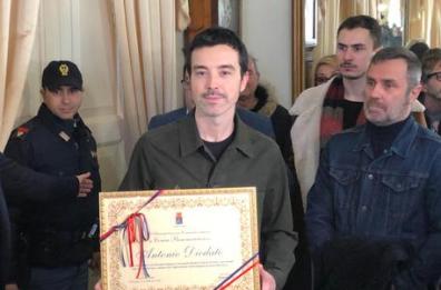 Diodato nella sua Taranto: premiato con attestato benemerenza dal Comune «Serve una rivoluzione»