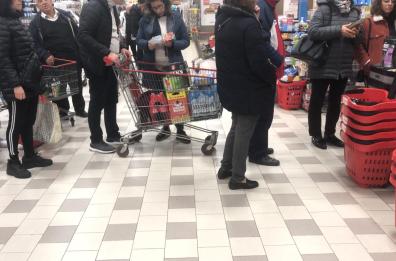 Bari, esplode la paura da Covid-19: primo assalto, scaffali vuoti e carrelli pieni