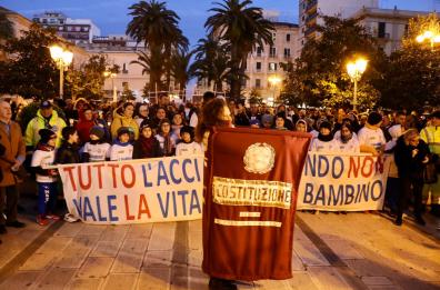 «A Taranto si continua a morire davvero»: la fiaccolata per i bimbi uccisi dall’inquinamento