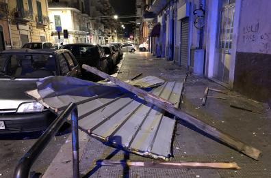 Raffiche di vento forte a Bari: cade un solaio, danni e alberi a terra. Neve sul Gargano