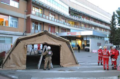 Allestite le tende per il triage da coronavirus all'ospedale Di Venere di Bari