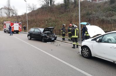 Potenza, frontale fra due auto: nessun ferito