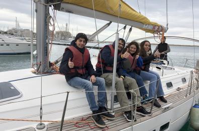 Salpata la «Bari Social Boat», biblioteca sull'acqua su barca confiscata a criminalità organizzata