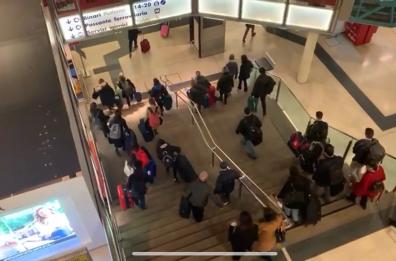 Fuga dal nord, Emiliano ferma l’esodo: quarantena obbligatoria per chi arriva.  Pugliesi fermati a Milano: «Vogliamo tornare»