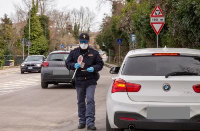 Gravina, 31enne disabile festeggia il compleanno con la polizia e manda loro vassoio di cornetti