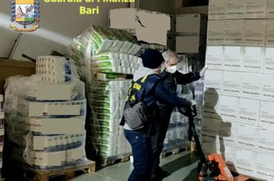 Truffe su mascherine, gel e guanti: sequestrati 35mila articoli sanitari tra Bari e Bat