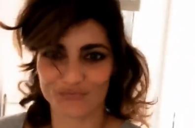 Coronavirus, Samanta Togni sexy anche quando pulisce casa