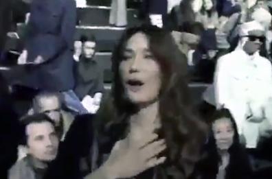 Coronavirus, Carla Bruni scherza fingendo di tossire