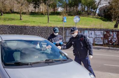Taranto, festa in un locale a mezzanotte con 15 persone: fioccano multe e stop attività per 5 giorni