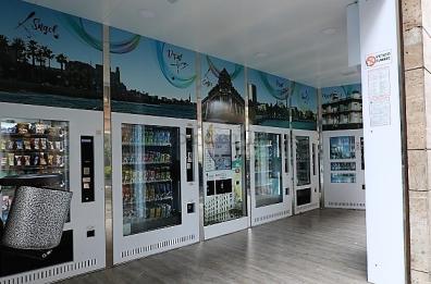 Bari, Decaro ordina chiusura distributori automatici 24 h. «Troppi assembramenti»