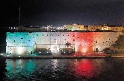 Taranto, #iorestoacasa e il castello si illumina con i colori della bandiera