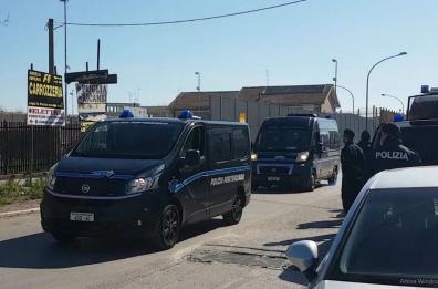 Puglia, poliziotti penitenziari allo stremo: «Senza mascherine e senza controlli sanitari»