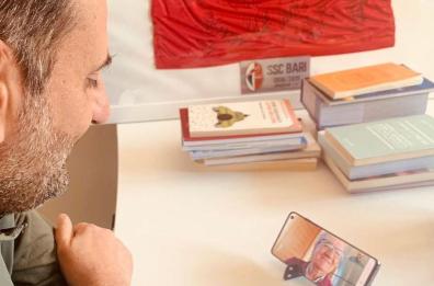 Coronavirus, gli auguri a distanza di Decaro: «Bisogna proteggere i nostri genitori specie se anziani»
