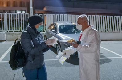 Potenza, il parafarmacista offre alla gente in fila le zeppole di San Giuseppe