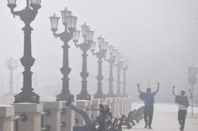 Bari come al Nord si sveglia con la nebbia fitta