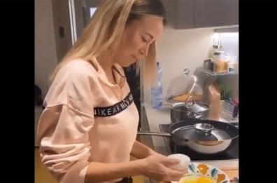 Diletta Leotta sexy prepara la carbonara... sono enormi
