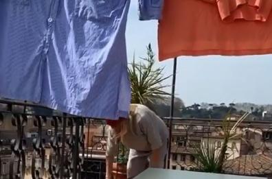 Mara Venier come scopa sul terrazzo di casa