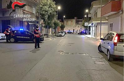 Brindisi, in tanti nel circolo privato a bere, tra loro anche una persona ai domiciliari: intervengono i cc