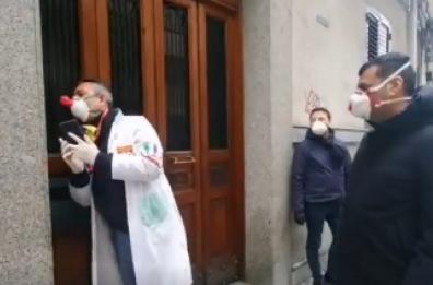 Coronavirus, Decaro porta la spesa a casa di un anziano: «Non vi lasciamo soli»
