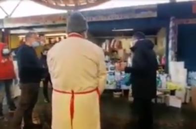 Coronavirus a Bari, blitz di Decaro nel mercato di Santa Scolastica: «Basta assembramenti»