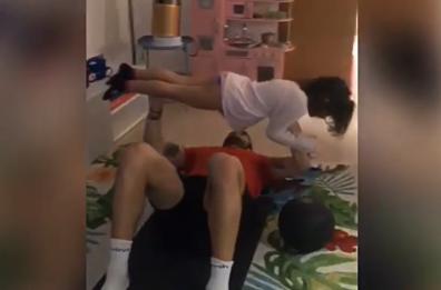 Bari, il portiere Frattali spopola sui social: sollevamento pesi con la figlioletta