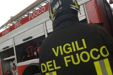 Foggia, si arrampica sul cornicione di un palazzo e minaccia di lanciarsi: 20enne salvato dai VVF