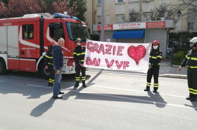 Covid 19, sirene e applausi: ecco l'omaggio dei vvf ai sanitari del Policlinico di Bari