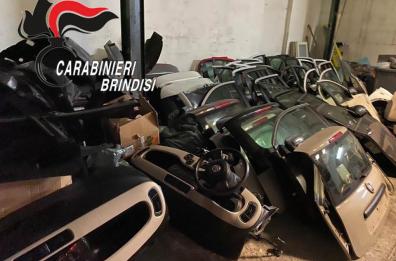 Brindisi, scoperte parti di auto rubate in capannone: denunciato 38enne