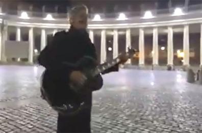 Claudio Baglioni in piazza San Pietro vuota come Papa Francesco