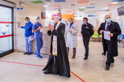 Vescovo Potenza visita e benedice reparti ospedale San Carlo