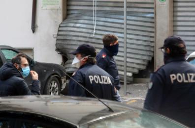Bomba contro centro anziani a Foggia: avrebbe agito un solo uomo incappucciato