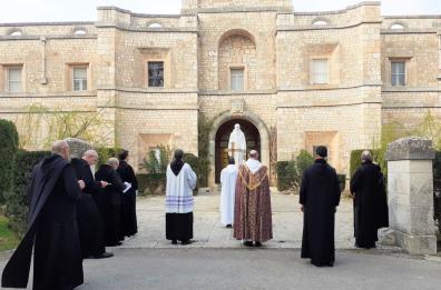In processione con le «rogazioni»: i monaci di Noci pregano per la fine dell'epidemia
