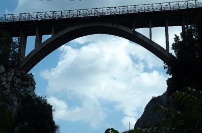Potenza, il ponte del Pianello preoccupa: ora intervengono i «rocciatori»