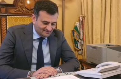 Bari, Decaro telefona ad un pensionato: «Non deve uscire, deve restare a casa»
