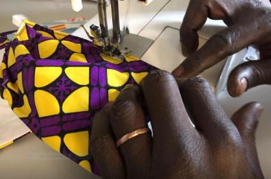 Coronavirus, migranti nel Foggiano cuciono mascherine 
