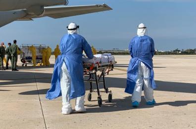 Pazienti Covid trasferiti con velivolo dell’Aeronautica Militare da Bergamo a Bari 