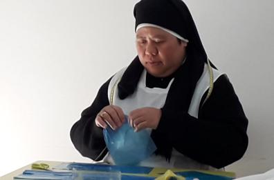 Conversano, suore di clausura in campo contro il Covid 19: cuciono mascherine