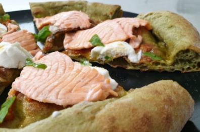 Pizza impasto canapa sativa con pomodori secchi e salmone